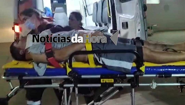 Homem vai dirigir moto bêbado, se desequilibra, cai e bate a cabeça no meio-fio na Avenida Ceará