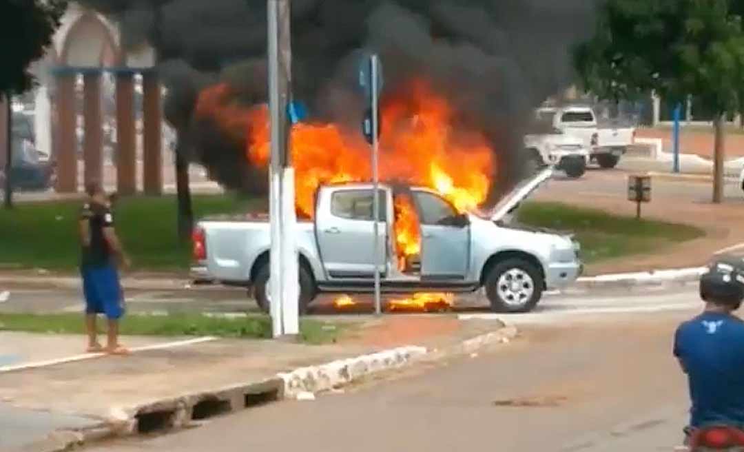 Caminhonete pega fogo em cruzamento movimentado de Rio Branco