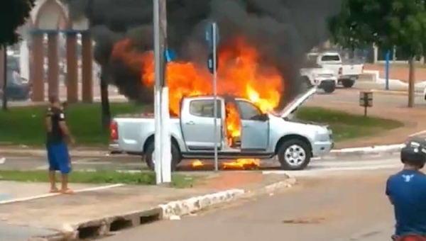 Caminhonete pega fogo em cruzamento movimentado de Rio Branco