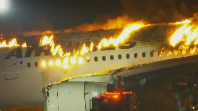 Avião em aeroporto de Tóquio pega fogo em colisão e acidente deixa mortos