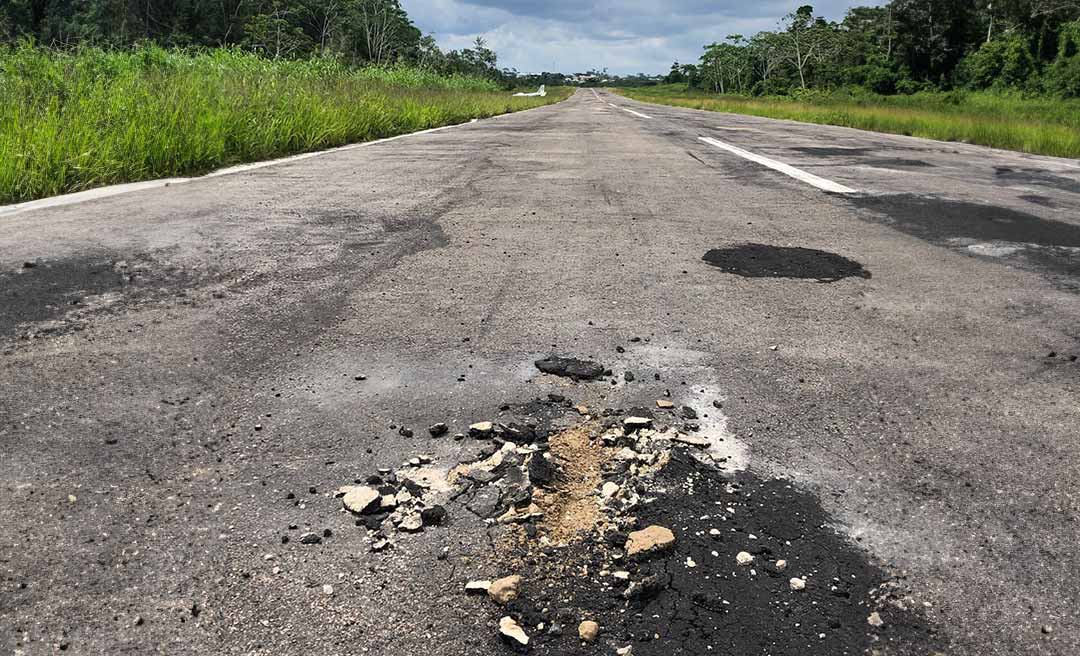 Contradições no Deracre: Imagens revelam buracos na pista de pouso, enquanto órgão alega incidente no pátio de aeronaves