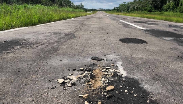 Contradições no Deracre: Imagens revelam buracos na pista de pouso, enquanto órgão alega incidente no pátio de aeronaves