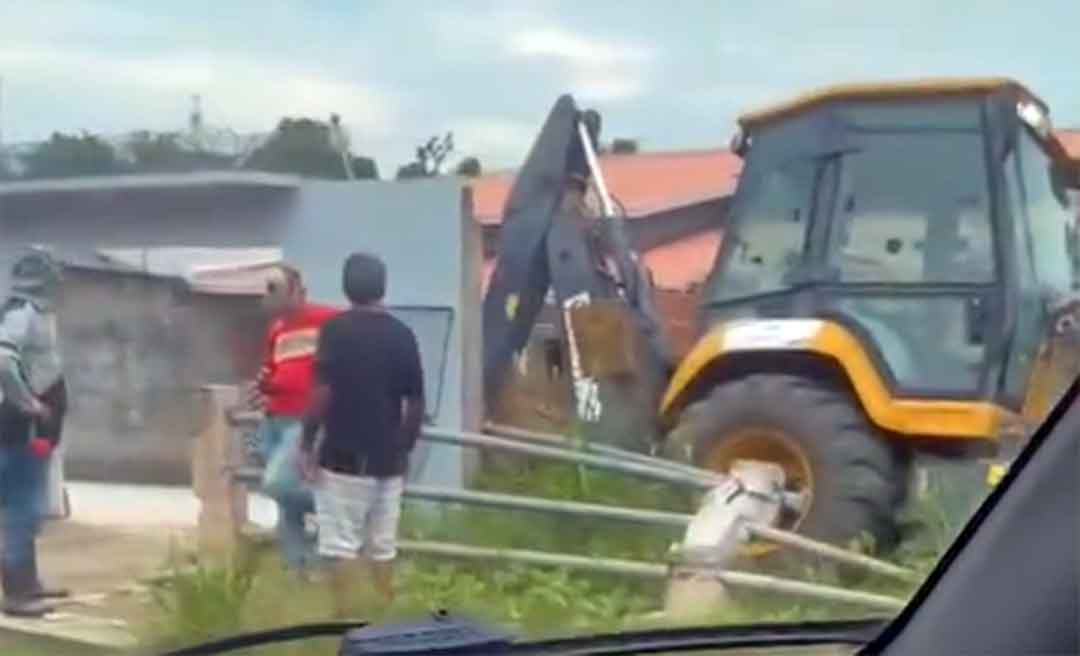 No Acre, motorista perde controle de trator ao tentar subir ladeira; veja imagens