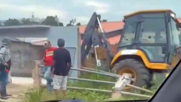 No Acre, motorista perde controle de trator ao tentar subir ladeira; veja imagens