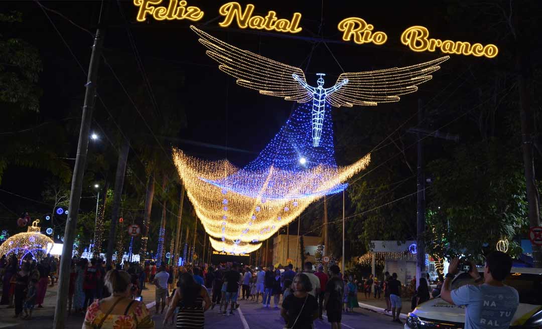 Prefeitura de Rio Branco prorroga até domingo decoração natalina na Praça da Revolução