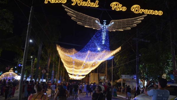 Prefeitura de Rio Branco prorroga até domingo decoração natalina na Praça da Revolução