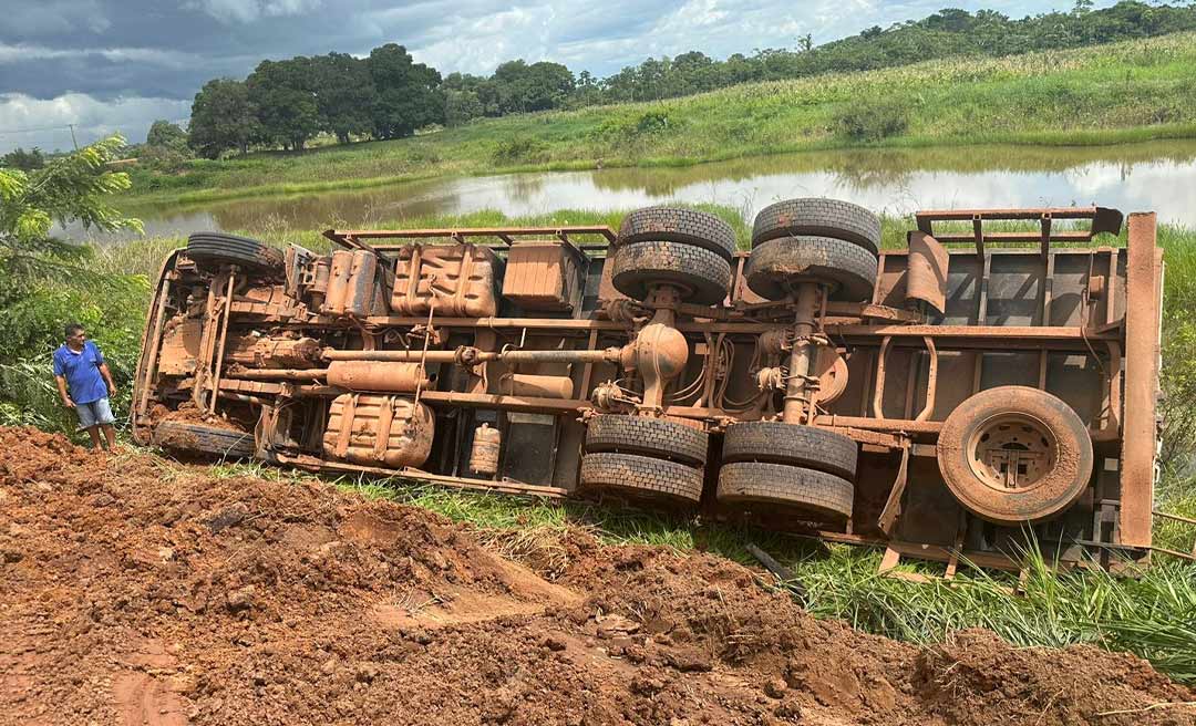 Caminhão tomba na estrada que liga Boca do Acre ao Piquiá