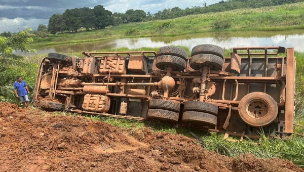 Caminhão tomba na estrada que liga Boca do Acre ao Piquiá