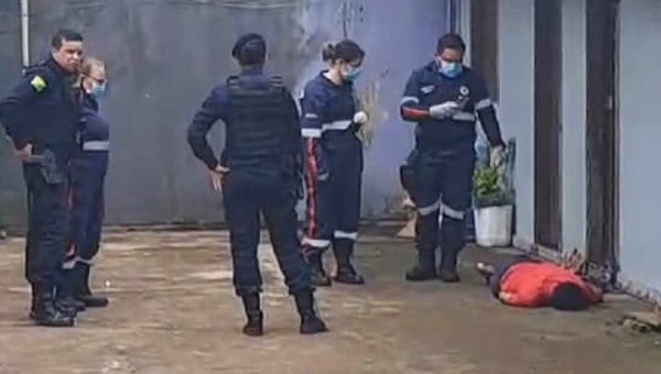 Homem é abordado e assassinado com 12 tiros quando chegava em apartamento