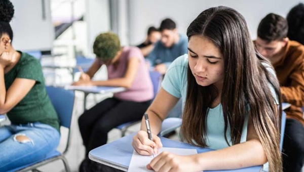 Presidente sanciona lei que prevê bolsa de permanência para alunos do ensino médio