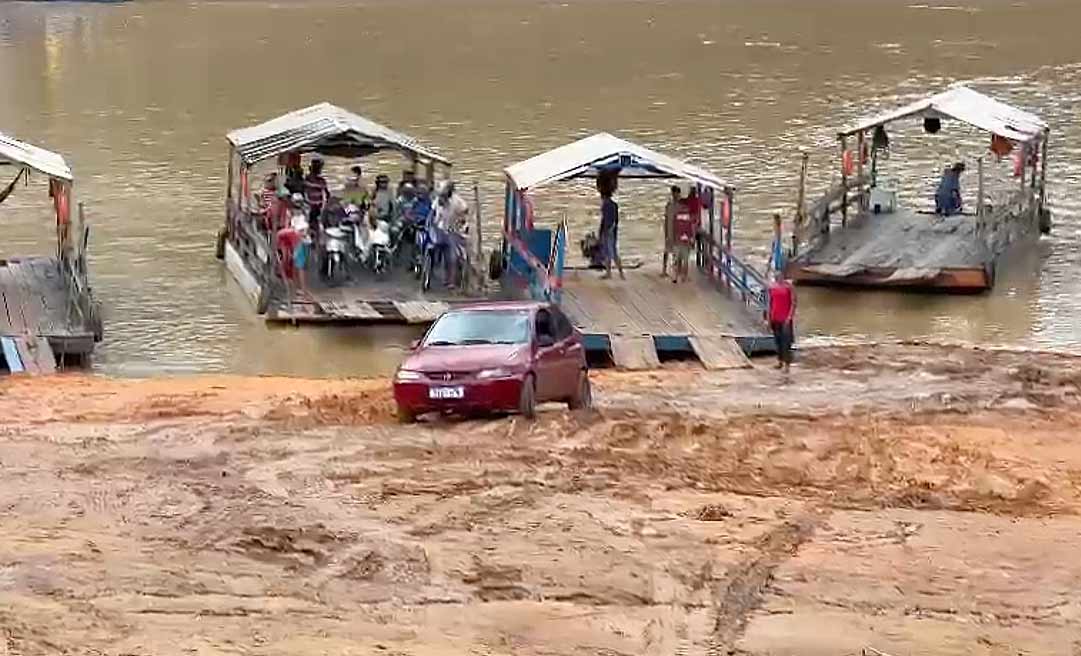 Veículo atola na travessia da balsa de Rodrigues Alves e deputada denuncia: “o grito do povo aqui é pela ponte. Eles não querem mais paliativo”