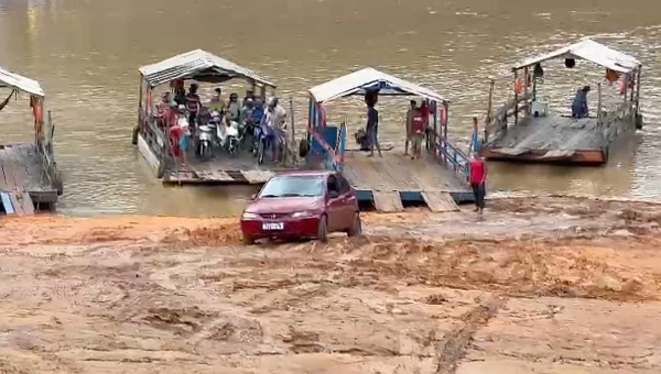 Veículo atola na travessia da balsa de Rodrigues Alves e deputada denuncia: “o grito do povo aqui é pela ponte. Eles não querem mais paliativo”