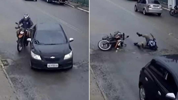 Vídeo: homem cai após bater na traseira de carro em buraco; Emurb garante que problema será solucionado