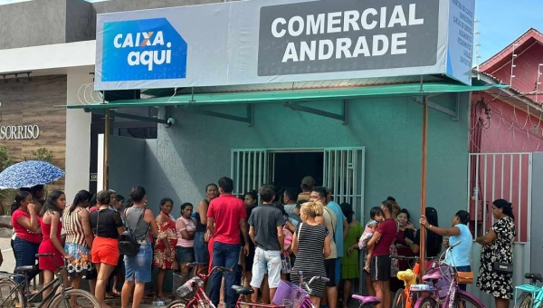 Fila extensa marca o primeiro dia de atendimento do correspondente da Caixa em Boca do Acre