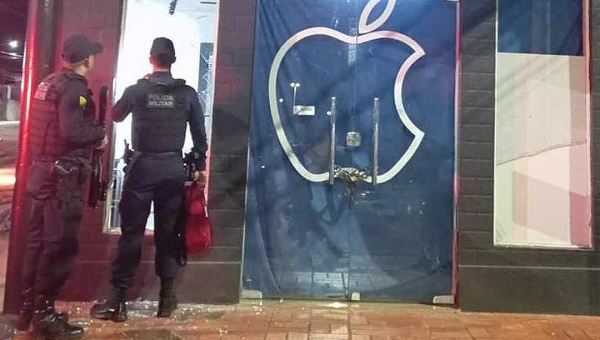 Trio é surpreendido por policial militar durante furto à loja de venda de celulares no centro de Rio Branco