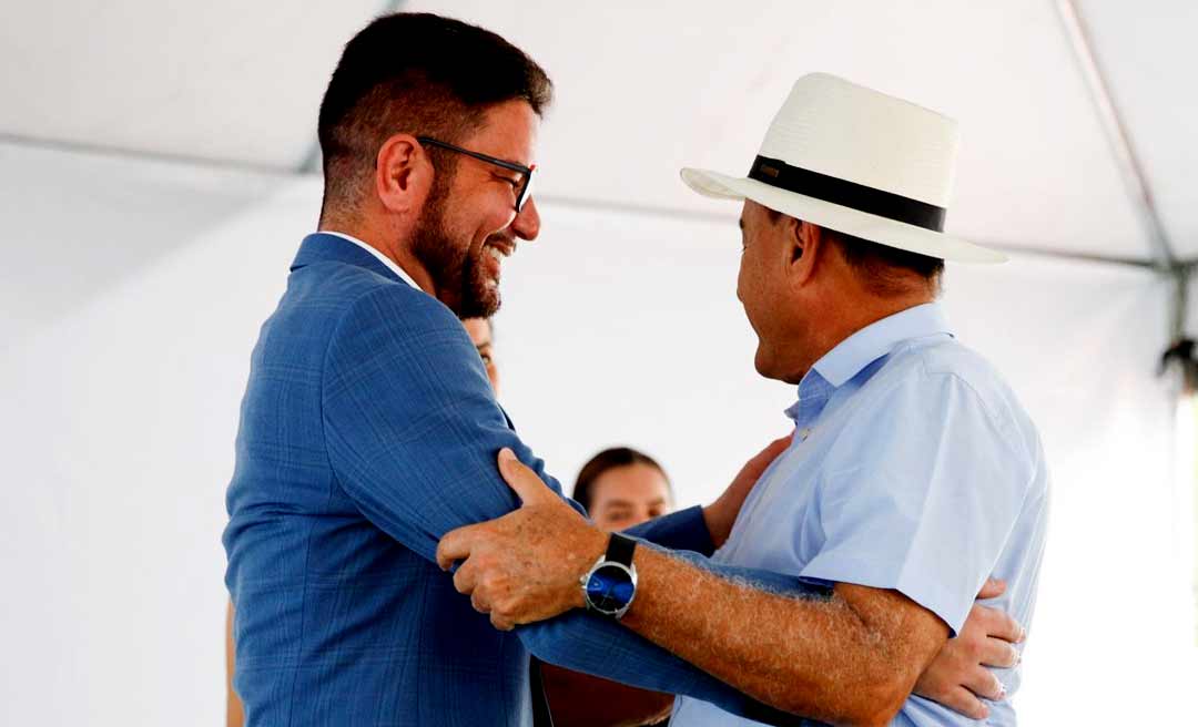 Após arenga institucional, Gladson e Bocalom se reencontram na frente do Palácio em clima de “paz e amor”