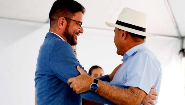 Após arenga institucional, Gladson e Bocalom se reencontram na frente do Palácio em clima de “paz e amor”