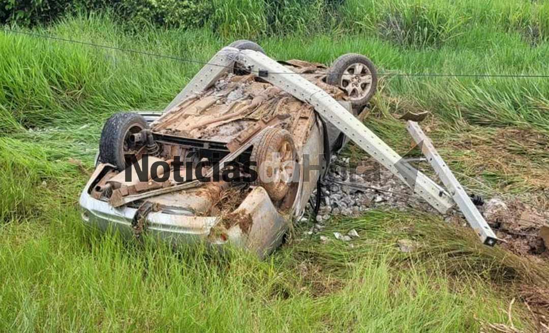 Família sofre grave acidente após homem perder o controle, capotar e colidir carro contra poste