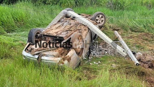 Família sofre grave acidente após homem perder o controle, capotar e colidir carro contra poste