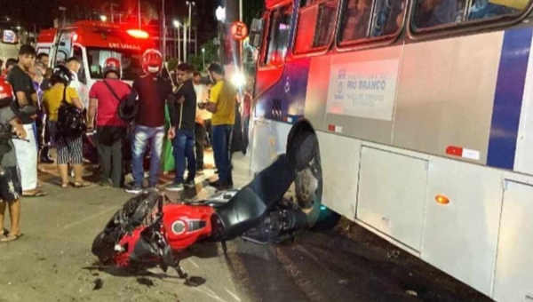 Na Capital, motociclista morre após colidir contra ônibus próximo ao Terminal Urbano