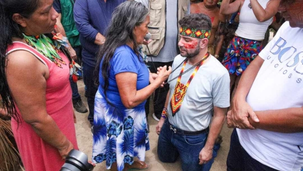 Em abertura de festival em aldeia em Porto Walter, Gladson é batizado, participa de celebrações e destaca cultura indígena