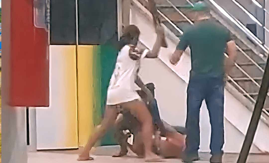 No Acre, mulher é espancada e ferida a golpes de faca em posto de combustível; veja o vídeo