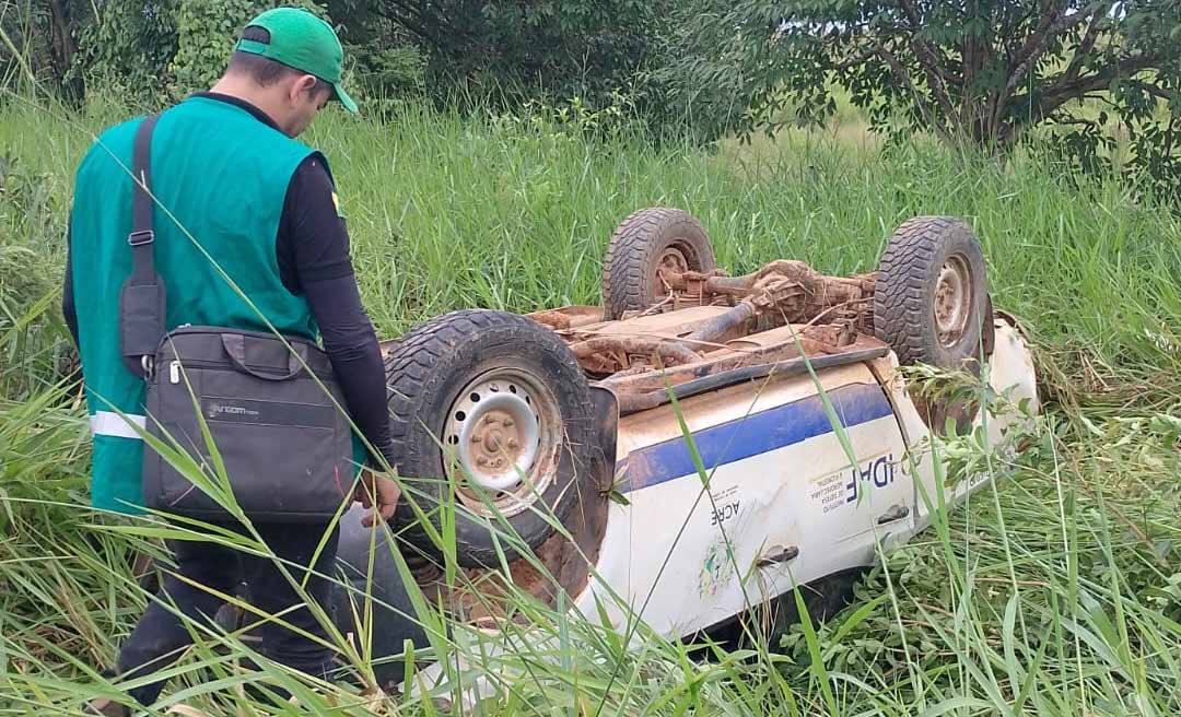 Acidente na BR-317: carro do Idaf estoura pneu e capota próximo a Epitaciolândia