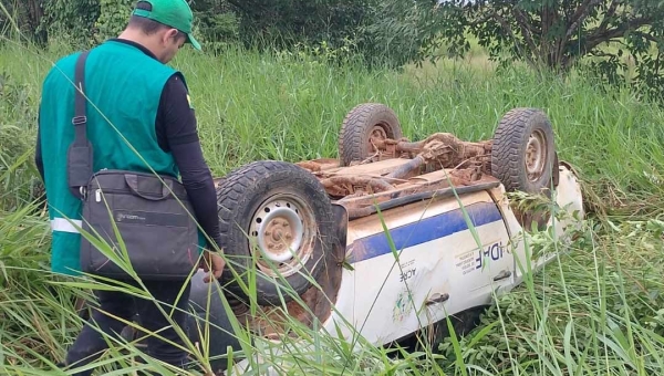 Acidente na BR-317: carro do Idaf estoura pneu e capota próximo a Epitaciolândia