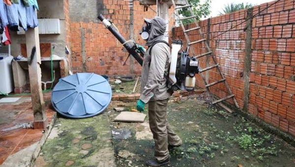 Bairros de Rio Branco recebem borrifação para conter surto de dengue