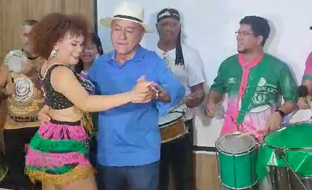 Convidado, Bocalom samba ao lado da rainha da bateria do Bloco Unidos do Fuxico
