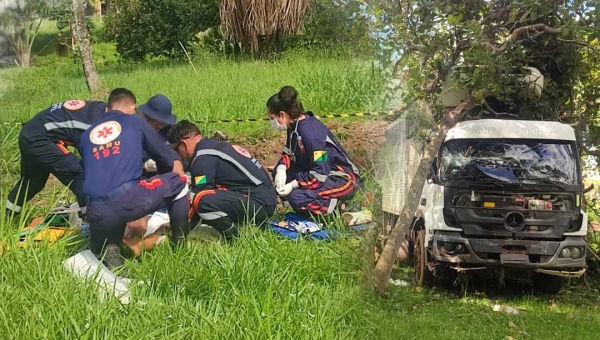 Criança de 8 anos perde a vida e mãe fica gravemente ferida após caminhão desgovernado invadir contramão e derrubar parada de ônibus