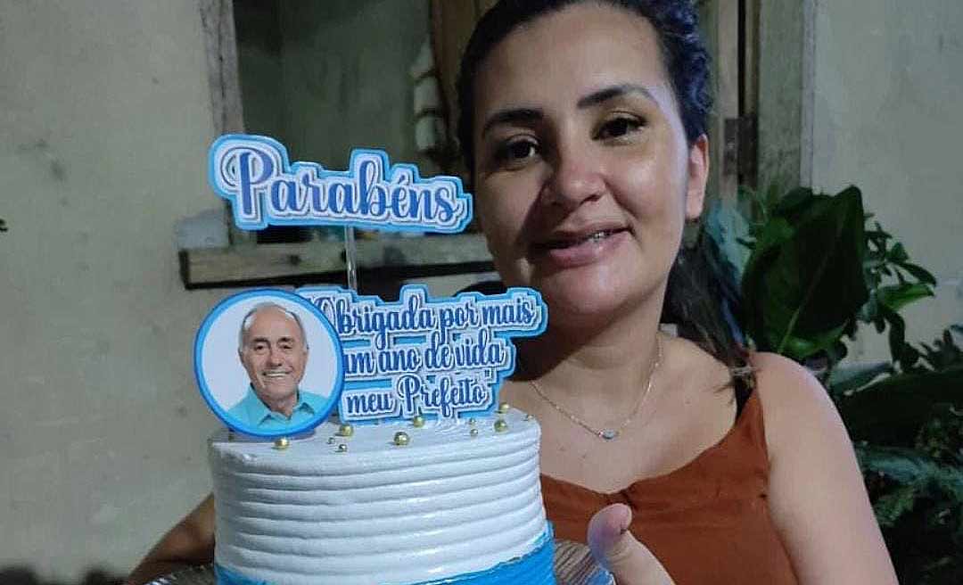 Virou moda? Internauta comemora aniversário com bolo azul e foto de Bocalom