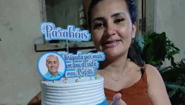 Virou moda? Internauta comemora aniversário com bolo azul e foto de Bocalom