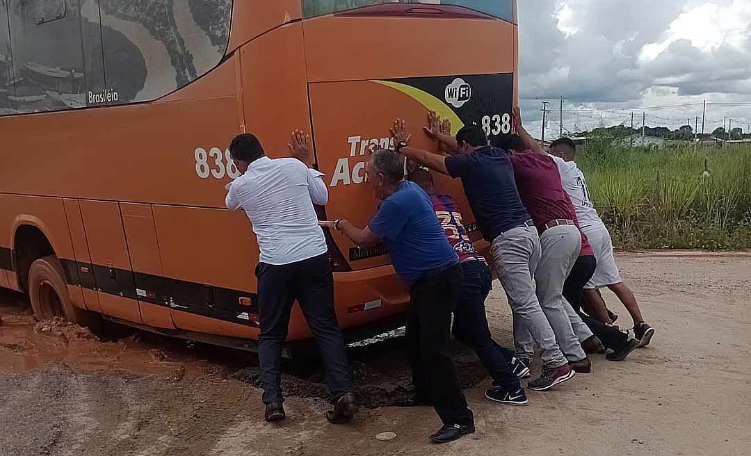 Ônibus atola na rodoviária de Feijó e internautas ironizam: “Obrigado, meu prefeito”