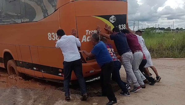 Ônibus atola na rodoviária de Feijó e internautas ironizam: “Obrigado, meu prefeito”