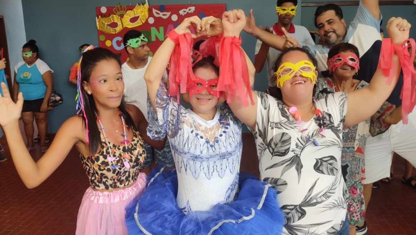 Apae Rio Branco realiza festa de carnaval com alunos da entidade