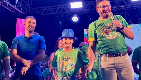 Na abertura do carnaval da família, Nicolau Junior festeja ao lado de Gladson, o início da folia