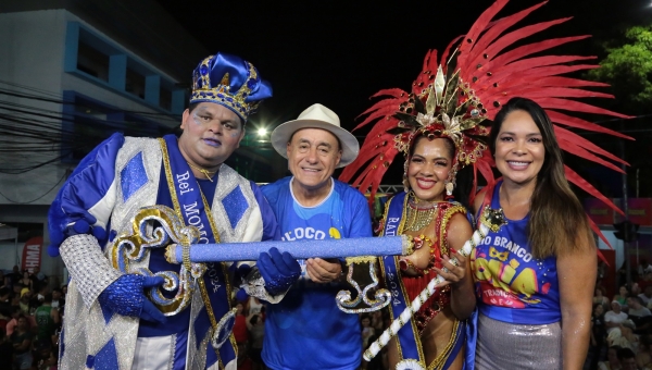 Rei Momo recebe chave de Bocalom e abre carnaval em Rio Branco; rainha da folia também é coroada