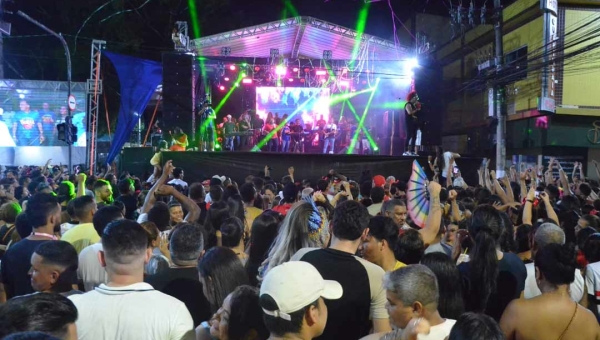 DJs, Sandra Melo, Elias Sarkis e Banda Hitz agitam a quarta noite do Carnaval da Prefeitura