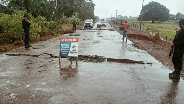 Por causa de erosão, trecho é interditado na Estrada de Plácido de Castro