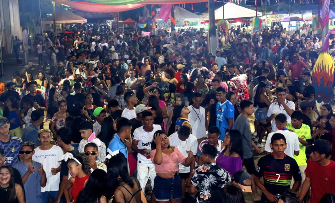 Cultura e Folia na Fronteira: Las Negras e Los Coporales San Simão de Cobija se apresentam na 4° Noite de Carnaval de Brasileia