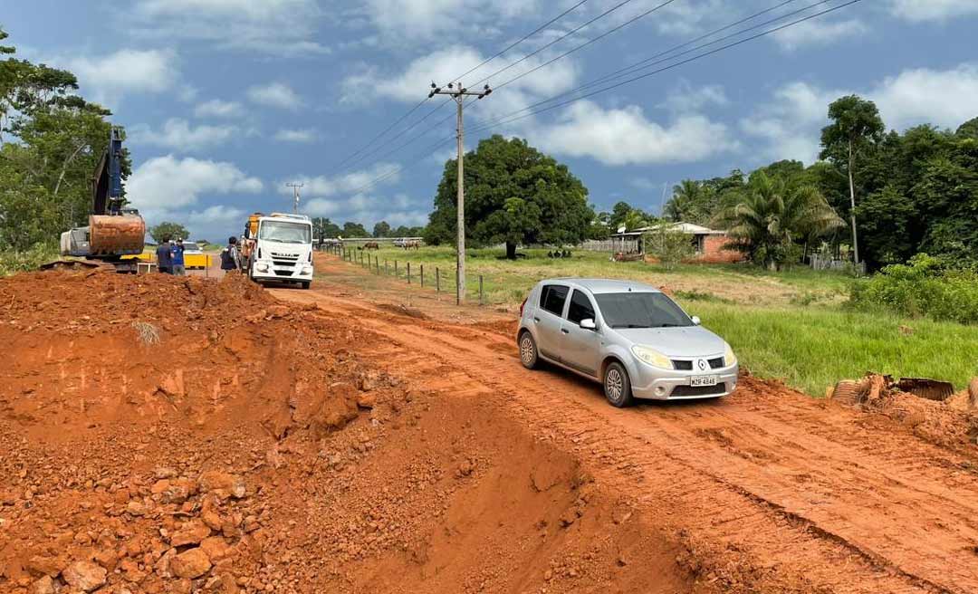 Tráfego é restabelecido na estrada de Plácido de Castro após reparos em trecho que sofreu erosão