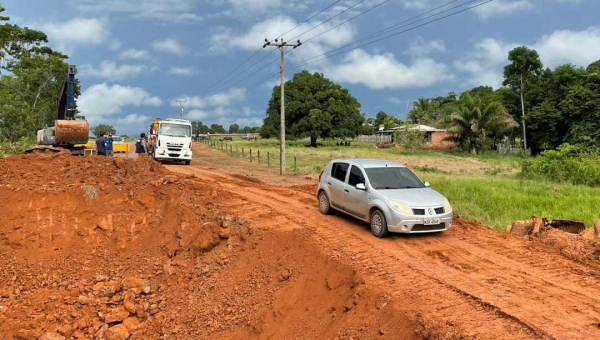 Tráfego é restabelecido na estrada de Plácido de Castro após reparos em trecho que sofreu erosão