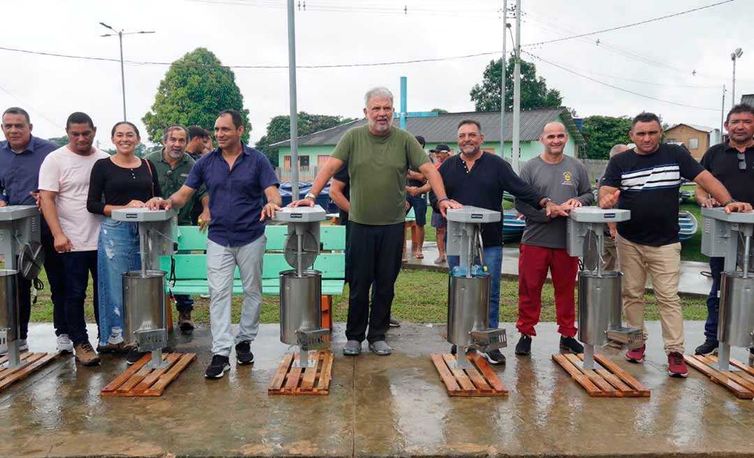 Petecão entrega equipamentos agrícolas à comunidade de Vila Restauração