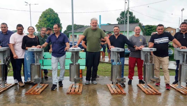 Petecão entrega equipamentos agrícolas à comunidade de Vila Restauração