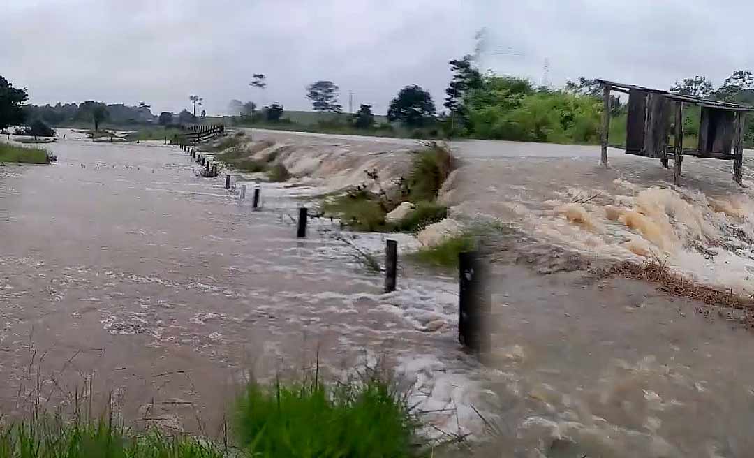 Após fortes chuvas no Peru, rio transborda e afeta tráfego na BR 317; águas devem chegar na Capital nas próximas horas