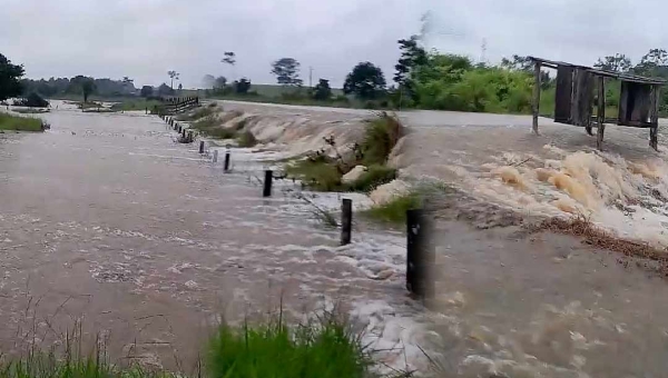 Após fortes chuvas no Peru, rio transborda e afeta tráfego na BR 317; águas devem chegar na Capital nas próximas horas