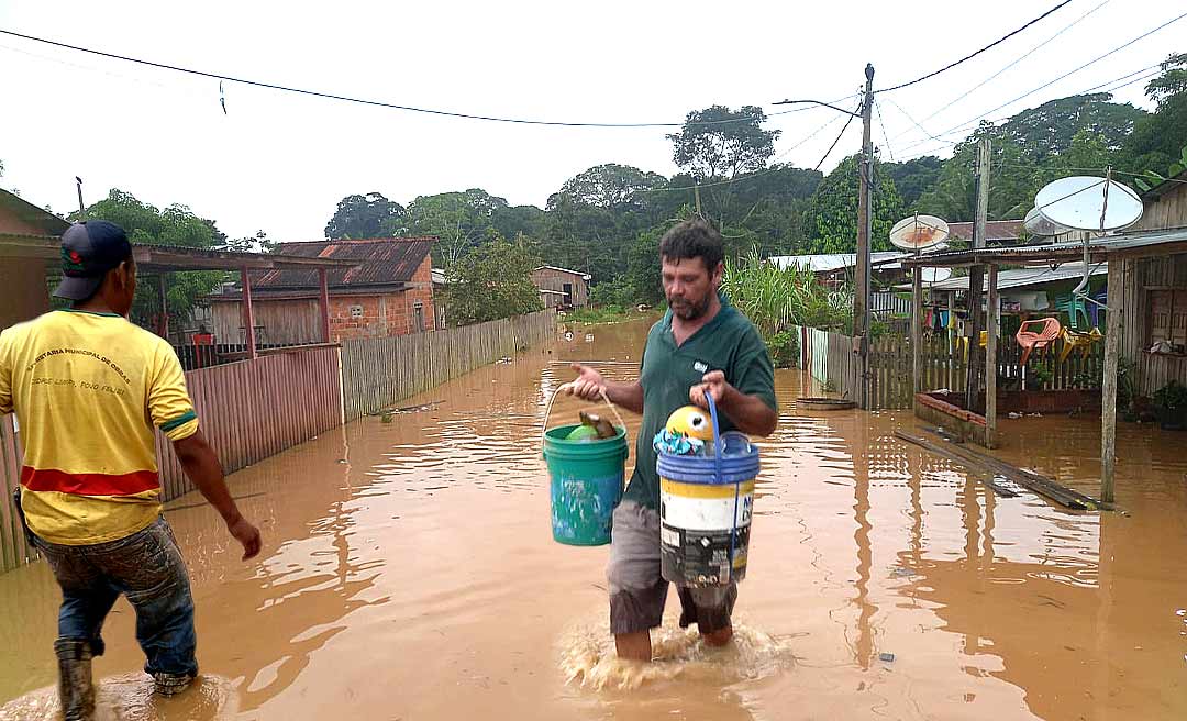 Rio Acre desabriga 60 famílias em Assis Brasil e alaga trecho da Estrada do Pacífico em Iñapari