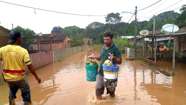 Rio Acre desabriga 60 famílias em Assis Brasil e alaga trecho da Estrada do Pacífico em Iñapari