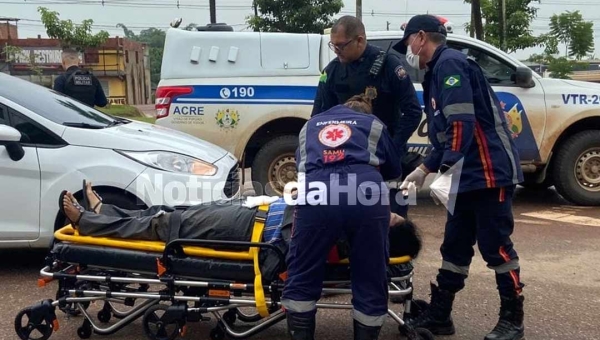 Imprudência no trânsito deixa mulher ferida após colisão entre carro e moto na BR-364, em Rio Branco